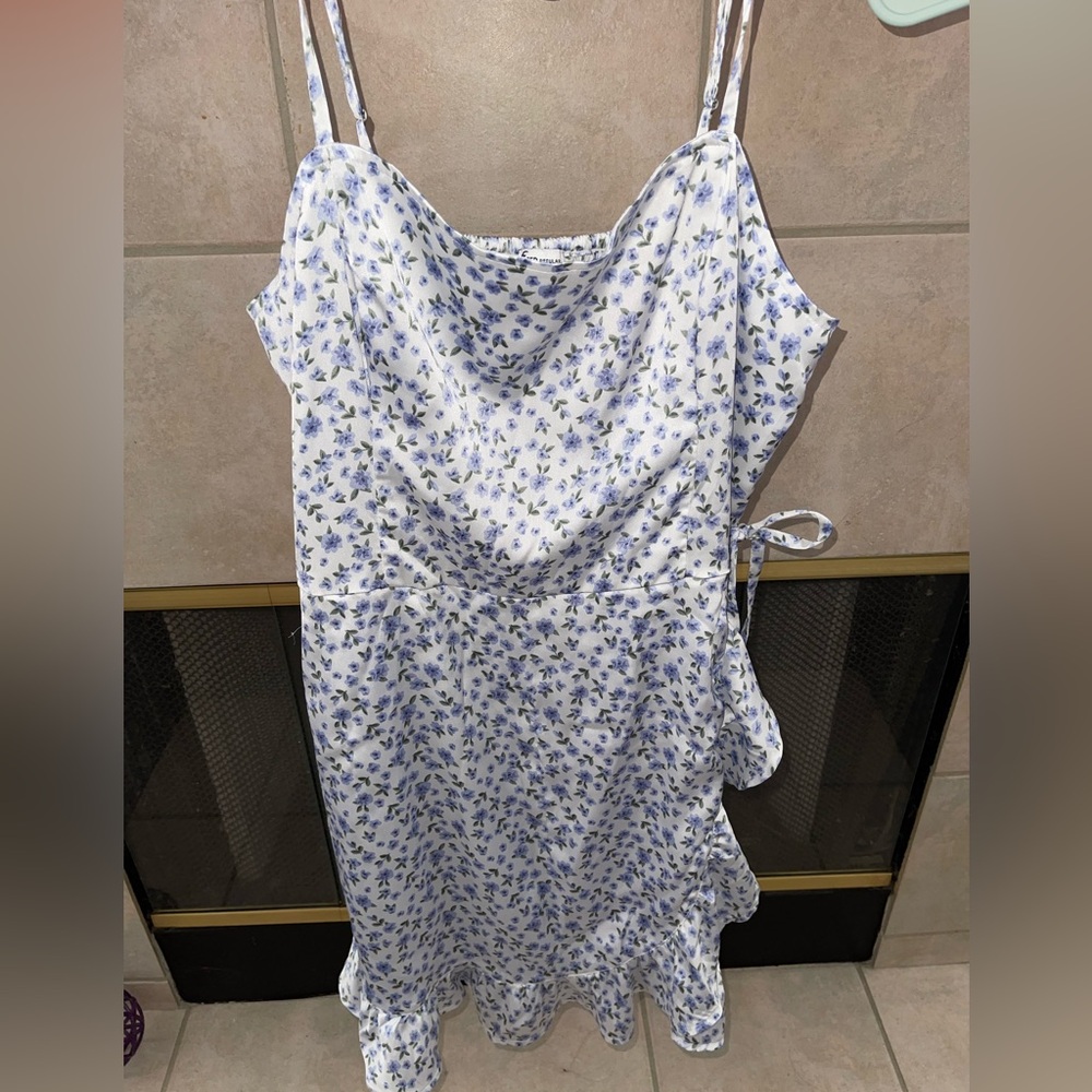Hollister White and blue floral dress with ruffle hem #floraldress